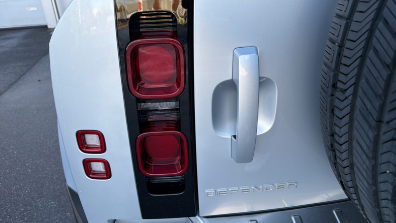 Land Rover Defender 2.0 P300 SE 90 3dr Auto Petrol Estate